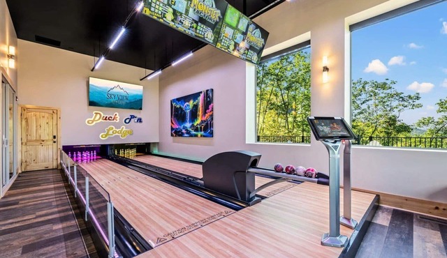 Duck Pin Lodge: 9BR, Bowling Alley, Mountain Views, Indoor Pool