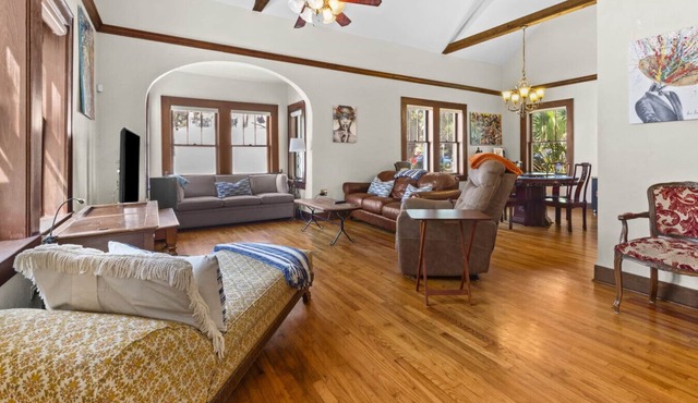 !Duck Pond Charming 3bed 2 bath house!