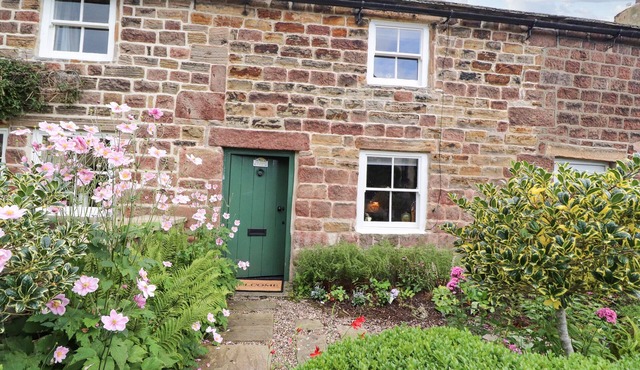 DUCKDOWN, pet friendly, character holiday cottage in Hurst Green