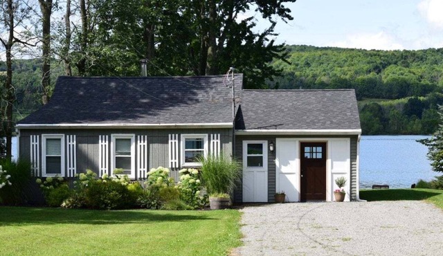 Duckingham Cottage: private lakefront, Waneta Lake