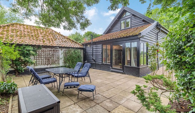 DUCKSFOOT BARN, pet friendly, with a garden in Pulham Market