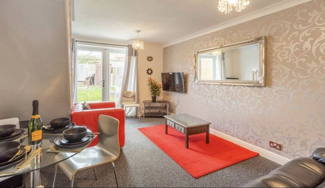 Dudley Port 14 Min To Birmingham City Centre by train. Airport 30 minutes