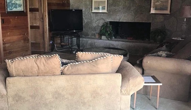 Due South - Lakefront cedar cottage w/firepit, deck, WIFI (Pet-Friendly!)