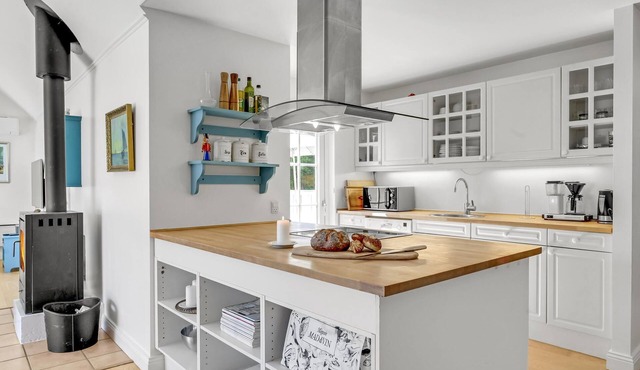 Due to rooms that are open to the ridge, the house is particularly bright and inviting.