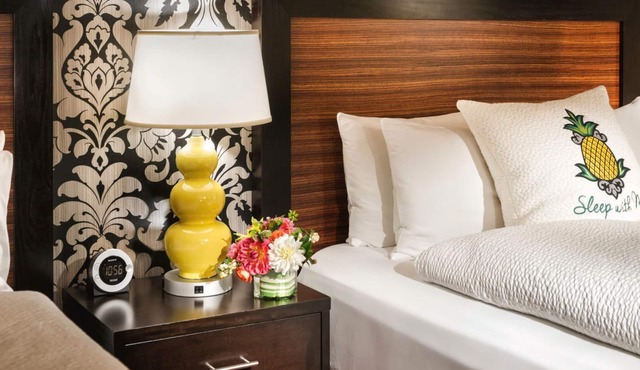 Duet Two Queen at The Maxwell: Pool, Family Room, Steps from Space Needle