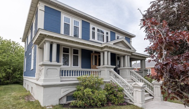 Duff Heritage House-4 bedrooms, sleeps 10!