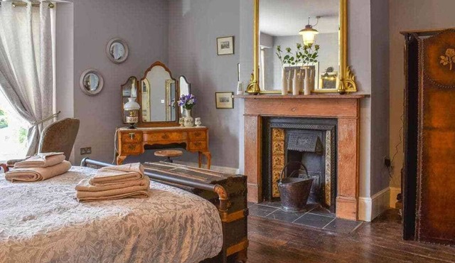 DUKE OF WELLINGTON HQ - Historical High Street 3 floor Townhouse Apartment