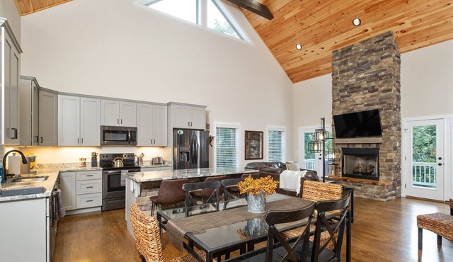 Duke's Place: New Massanutten mountain home with game room!