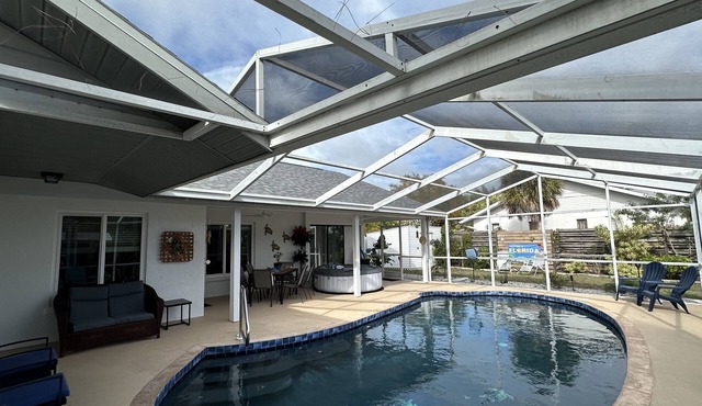 Duke & Sugars 🍍 Family Friendly ☀️ Retro Florida Vibes ,3 br ,2 bath, pool home .