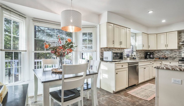 Dulles Luxury: Sleeps 20!