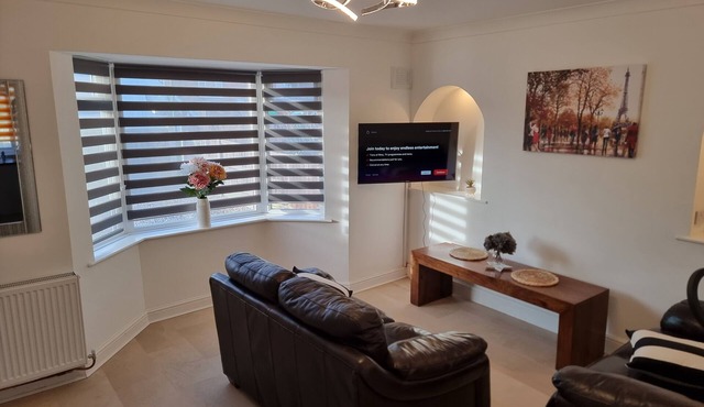 Dulverton 3 bed house with off road parking close to M1 motorway sleeps up to 6