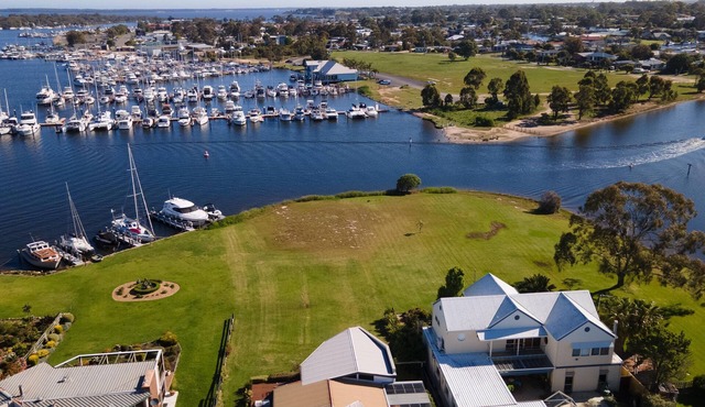 Dun Ri - Premium water views in Paynesville looking across McMillans Strait