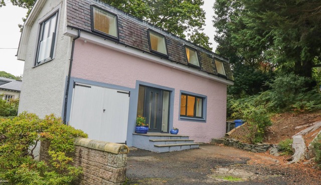 DUNAIVON COTTAGE, family friendly, with a garden in Rhu