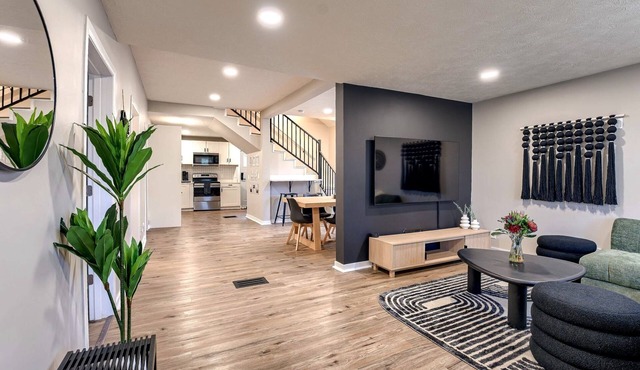 Dundee Delight 3Br2Ba sleeps 9, central Omaha, heart of historical neighborhood