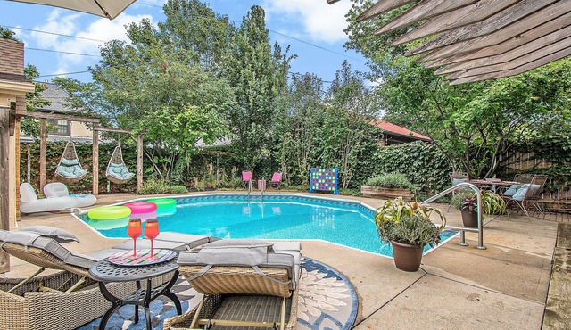 Dundee Gem, heated salt water pool, holiday décor