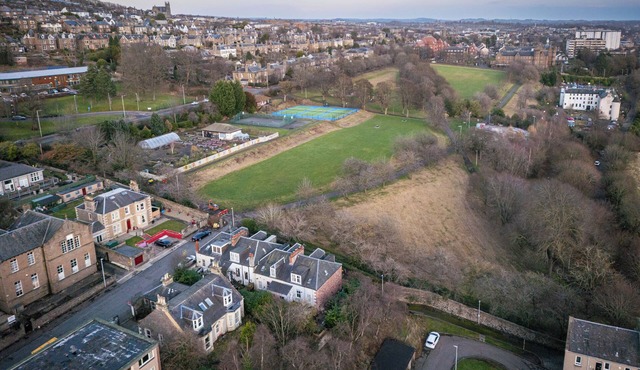 Dundee, Luxurious 4-Bedroom Townhouse Free Parking City Centre