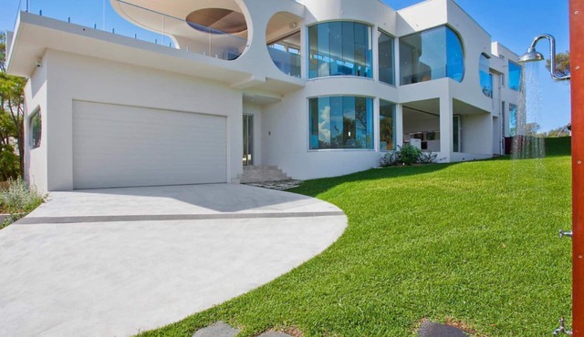 DUNDERAVE - BEACHFRONT LUXURY