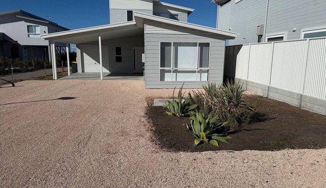 Dune Sea - Modern 2 storey , Beachfront! Off Peak special available!