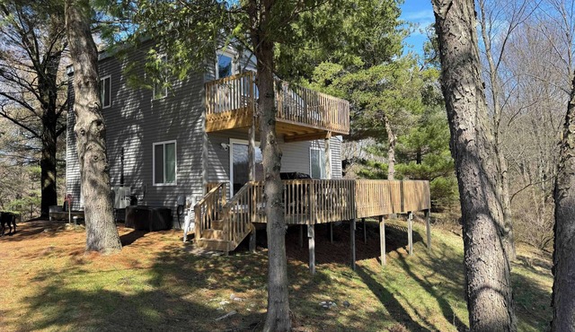 Dune-top house in walking distance to Lake Michigan, close to M22/Arcadia Bluffs