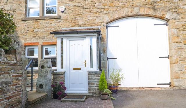 DUNEANE COTTAGE, pet friendly, with open fire in Oswaldtwistle
