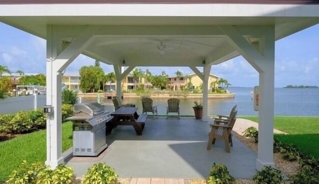 Dunedin Causeway Waterfront Community Completely Remodeled 2Bed/2Bath Pool/Bikes