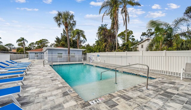Dunedin Cottage on Pinellas Trail w/Heated Pool, Walk or Bike to Downtown Duned