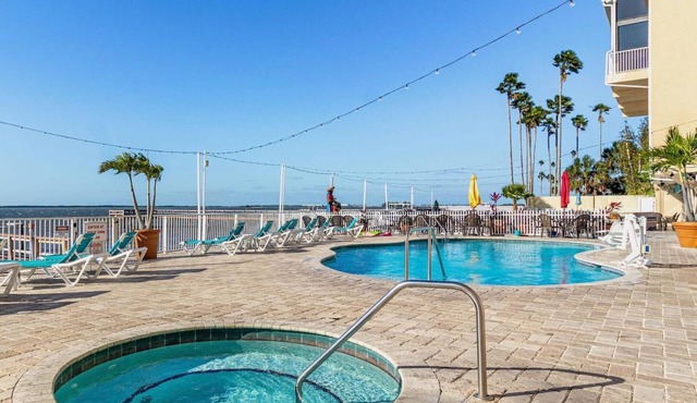 Dunedin Resort with 2 Pools, Hot tub, Tiki Bar & Restaurant. Book now !