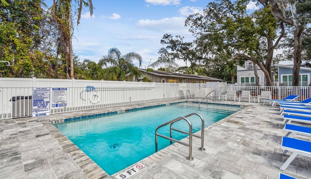 Dunedin Tiny House Combo/Sleeps 26! Walk or Bike to Downtown Dunedin!