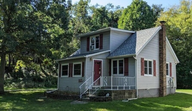 Dunes Cottage at Town of Pines Lake Michigan near Indiana Dunes Parks! n