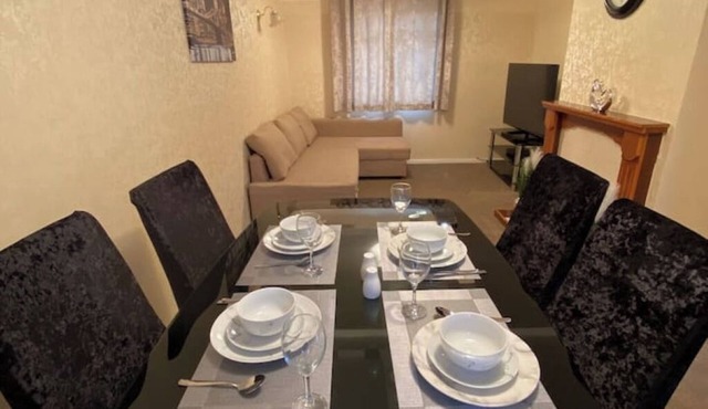 Dunfermline, 2 bedroom home with on-street parkingnn