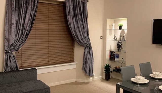 Dunfermline GF flat, 5 mins to Train St. & High Stnn