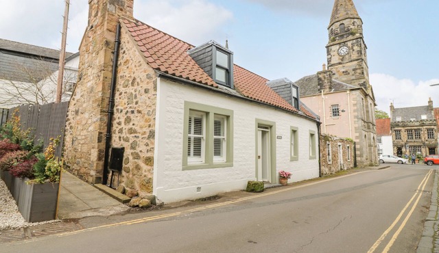 DUNIRA, pet friendly, character holiday cottage in Falkland