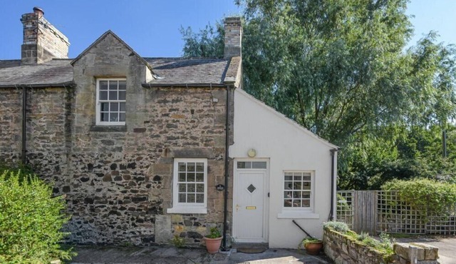 DUNLIN COTTAGE, pet friendly, country holiday cottage in Bamburgh