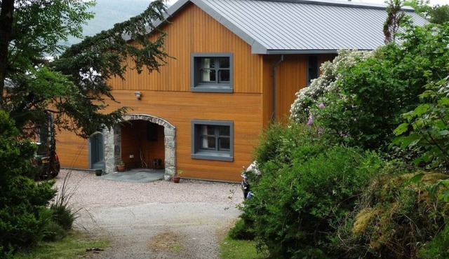 Dunmore Villa, 6BR Sleeps 12, situated on the loch