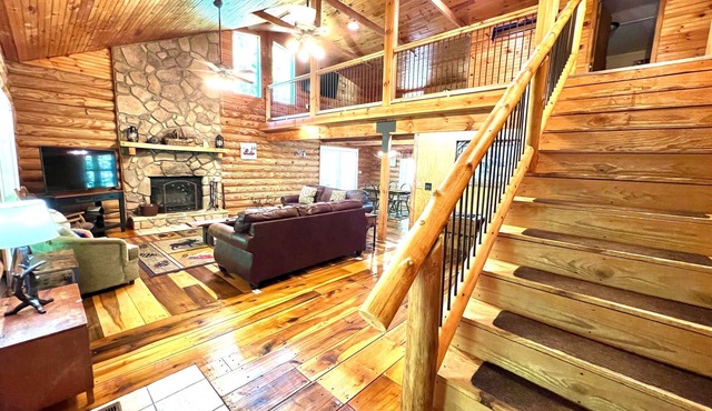 Dunn's Creek Hideaway 3 Bedroom Cabin by RedAwning