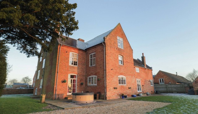 DUNNIMERE FARMHOUSE, pet friendly, with hot tub in Tamworth