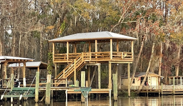 Dunns Creek Fishing retreat with dock. 5 minutes from boat ramp