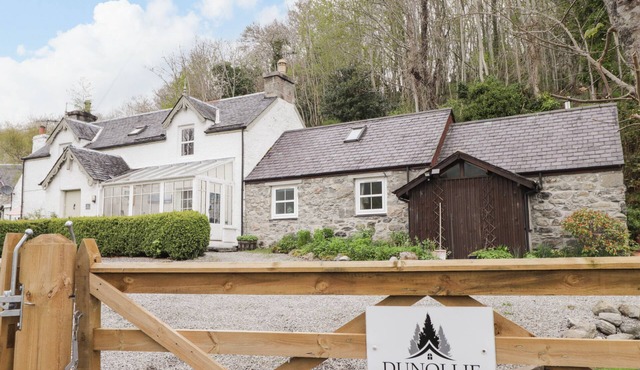 DUNOLLIE HOUSE, family friendly in Drumnadrochit, Loch Ness