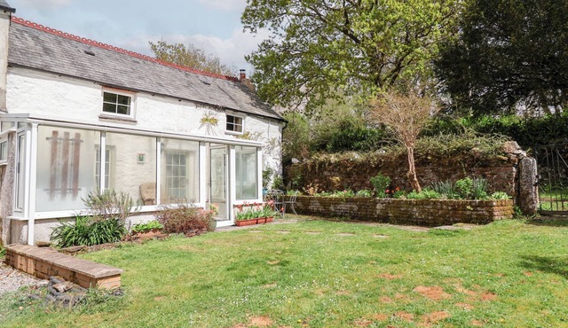 DUNRIDGE COTTAGE, pet friendly, with open fire in Horrabridge