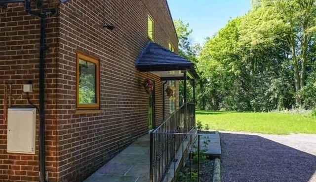 DUNSDALE LODGE, family friendly, luxury holiday cottage in Frodsham