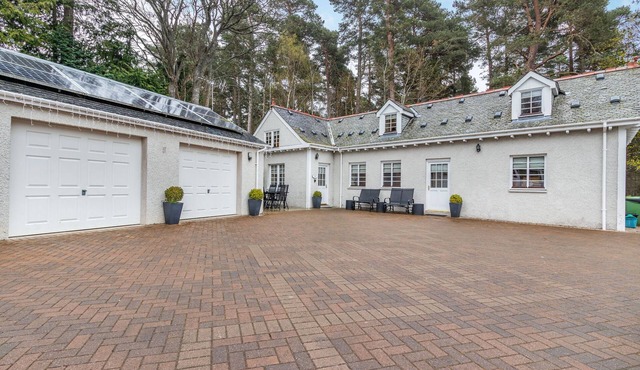 DUNSTAFFNAGE COTTAGE, family friendly in Grantown-On-Spey