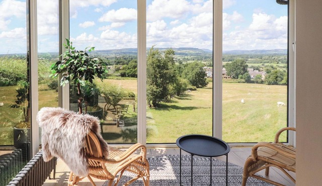 DUNSTER COTTAGE, family friendly, with a garden in Whalley