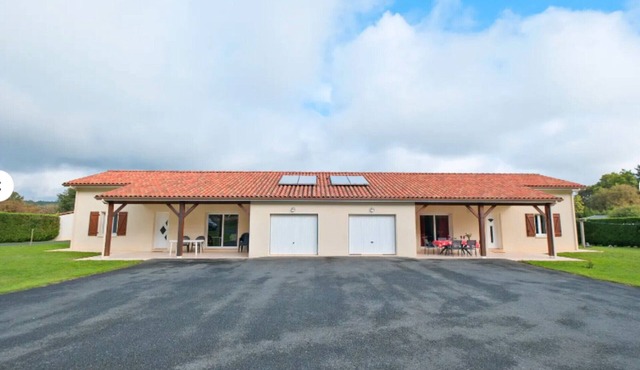 Duo of Houses at Mas des Chênes with Air Conditioning and Shared Pool in the Heart of Périgord