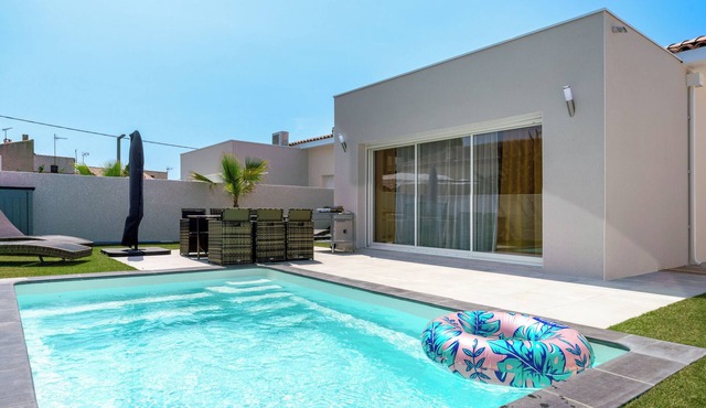 Duo Villas – 6BR, 2 Pools, Beach 500 m