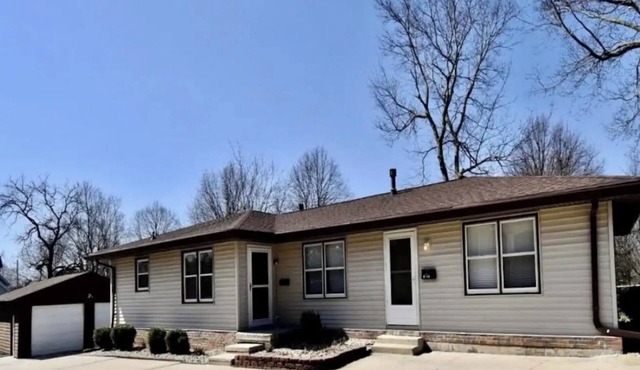 Duplex 2 Beds 1 bath Unit WiFi ,Heat & AC in Bloomington Illinois