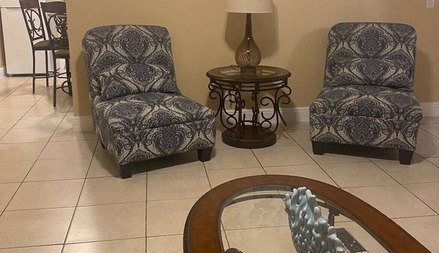 Duplex- 6 min to the beach