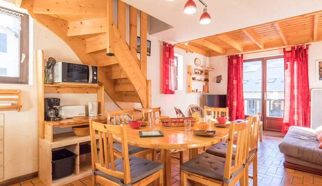 Duplex Apartment with 3 Rooms and Cabin, Sleeps 6, South-Facing, Close to Amenities