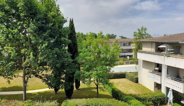 Duplex apartment with swimming pool and secure parking 20 minutes from Bordeaux.