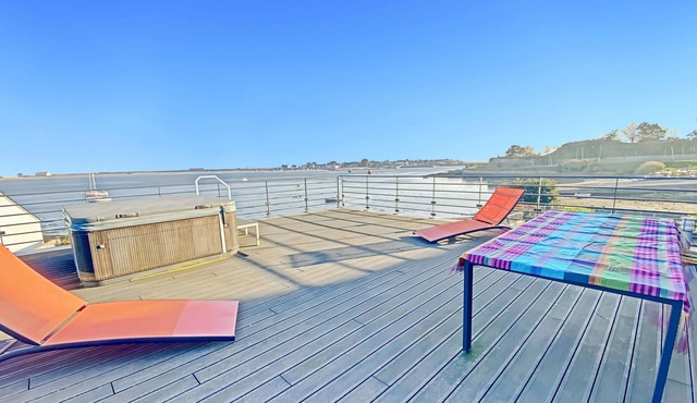 Duplex apartment 6-8 ppl with terrace, jacuzzi & garage in Port-Louis