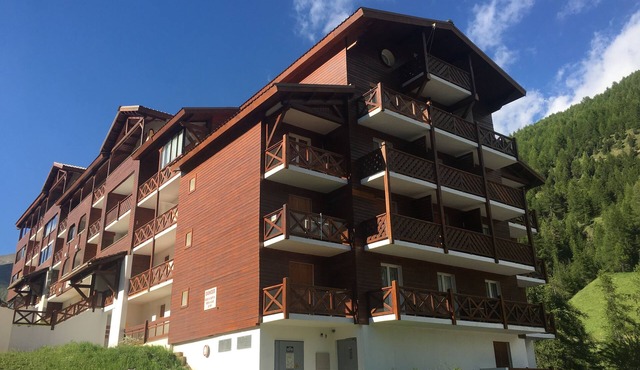 Duplex apartment, sleeps 4/5 - fabulous in ski season, glorious in summer!